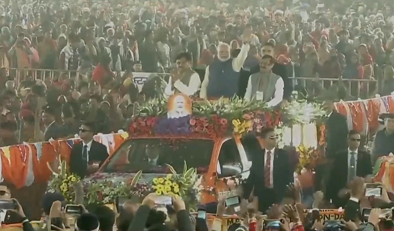 खुली जीप में मंच तक पहुंचे प्रधानमंत्री मोदी खुली जीप में मंच तक पहुंचे प्रधानमंत्री मोदी