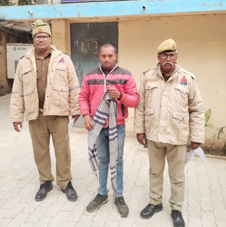 गिरफ्तार आरोपी के साथ पुलिस। गिरफ्तार आरोपी के साथ पुलिस।