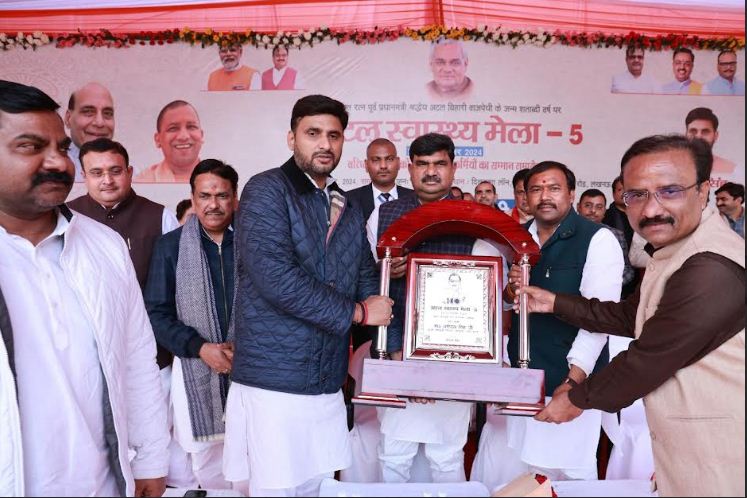 अटल स्वास्थ्य मेले में केशव प्रसाद मौर्य व धर्मपाल सिंह अटल स्वास्थ्य मेले में केशव प्रसाद मौर्य व धर्मपाल सिंह