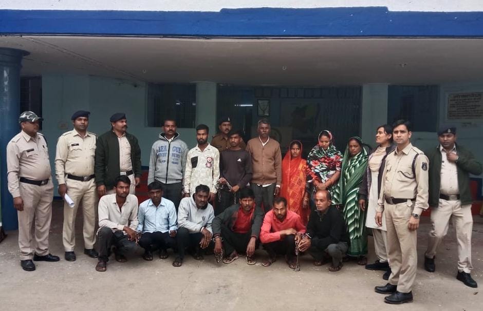 पुलिस गिरफ्त में आरोपित। पुलिस गिरफ्त में आरोपित।
