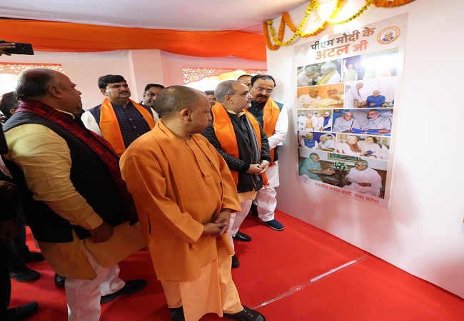 भाजपा कार्यालय पर अटल प्रदर्शनी का अवलोकन करते मुख्यमंत्री योगी व अन्य भाजपा कार्यालय पर अटल प्रदर्शनी का अवलोकन करते मुख्यमंत्री योगी व अन्य