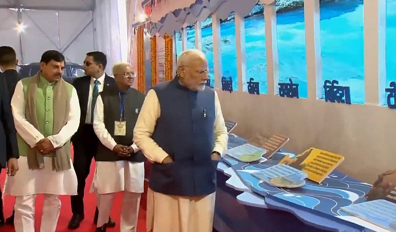प्रदर्शनी का अवलोकन करते हुए प्रधानमंत्री प्रदर्शनी का अवलोकन करते हुए प्रधानमंत्री