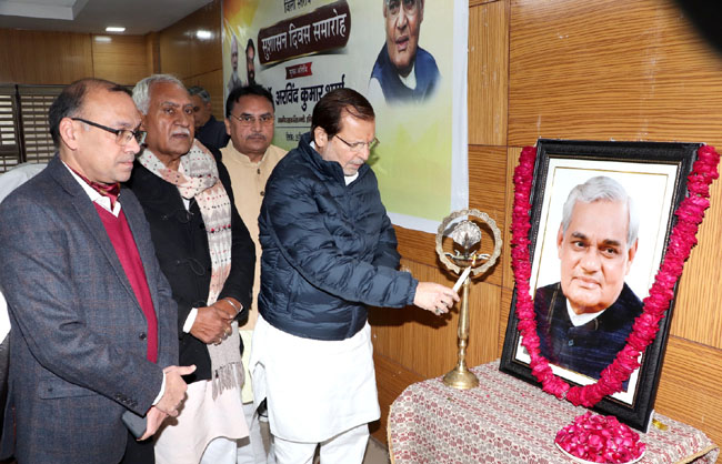 सुशासन दिवस पर पूर्व प्रधानमंत्री अटल बिहारी वाजपेई के चित्र के समक्ष दीप प्रज्वलित करते सहकारिता मंत्री डॉ अरविंद कुमार शर्मा। सुशासन दिवस पर पूर्व प्रधानमंत्री अटल बिहारी वाजपेई के चित्र के समक्ष दीप प्रज्वलित करते सहकारिता मंत्री डॉ अरविंद कुमार शर्मा।