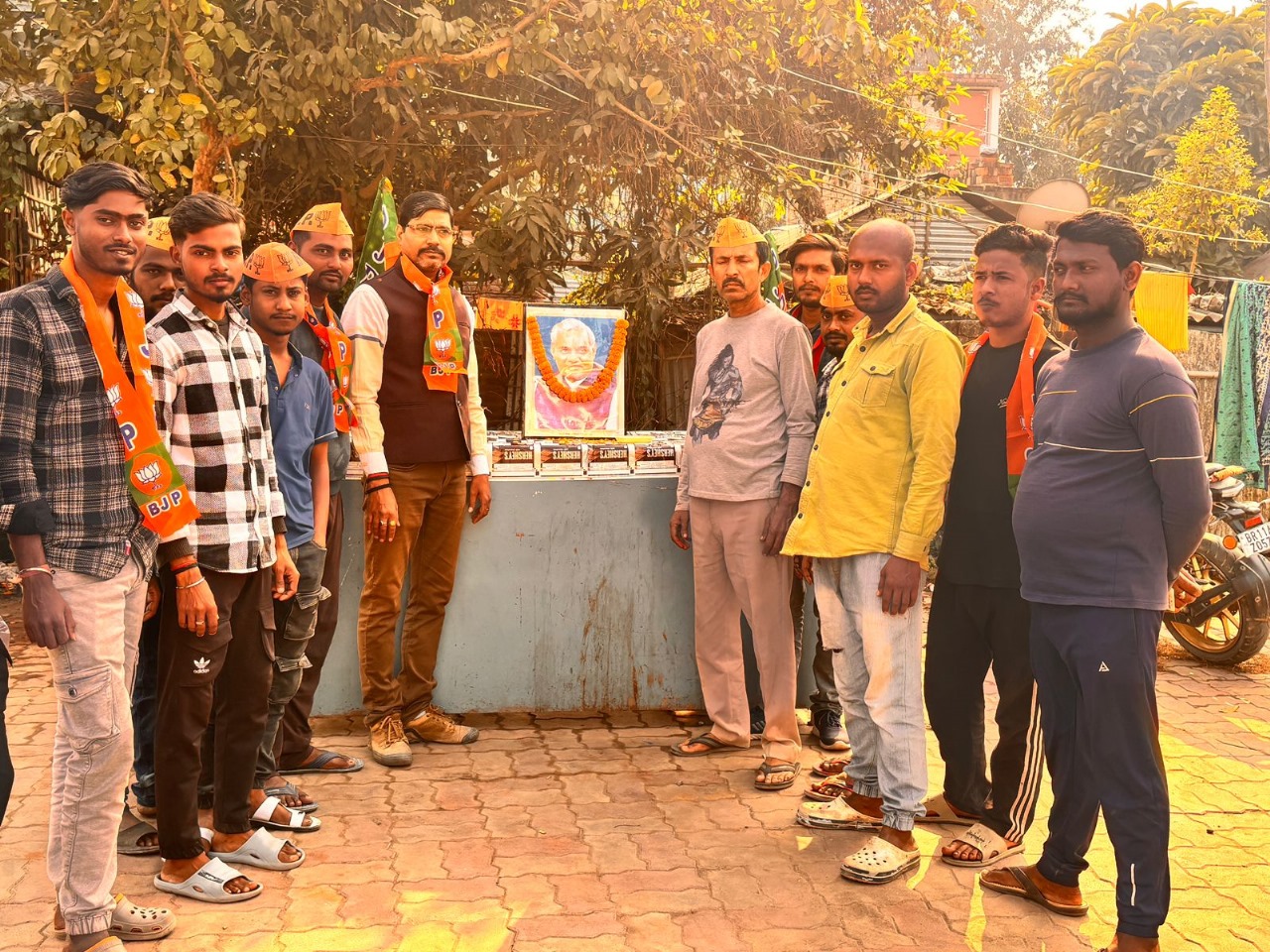 जयंती के मौके पर जुटे कार्यकर्ता जयंती के मौके पर जुटे कार्यकर्ता