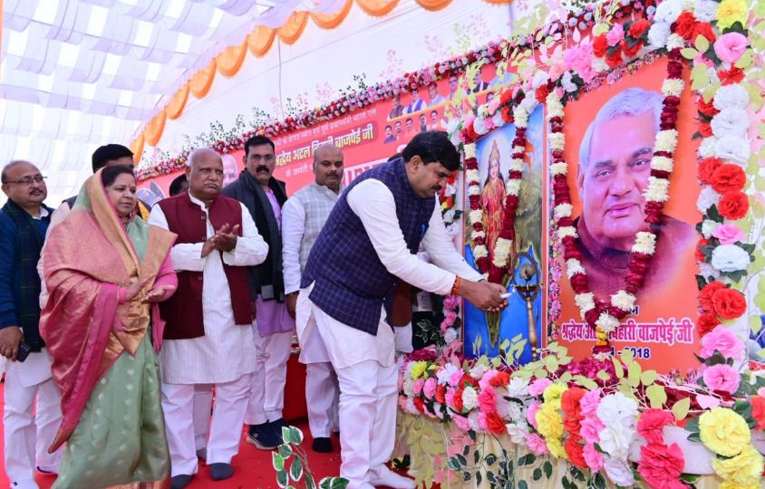 दीप जलाते प्रदेश संगठन मंत्री धर्मपाल सिंह दीप जलाते प्रदेश संगठन मंत्री धर्मपाल सिंह