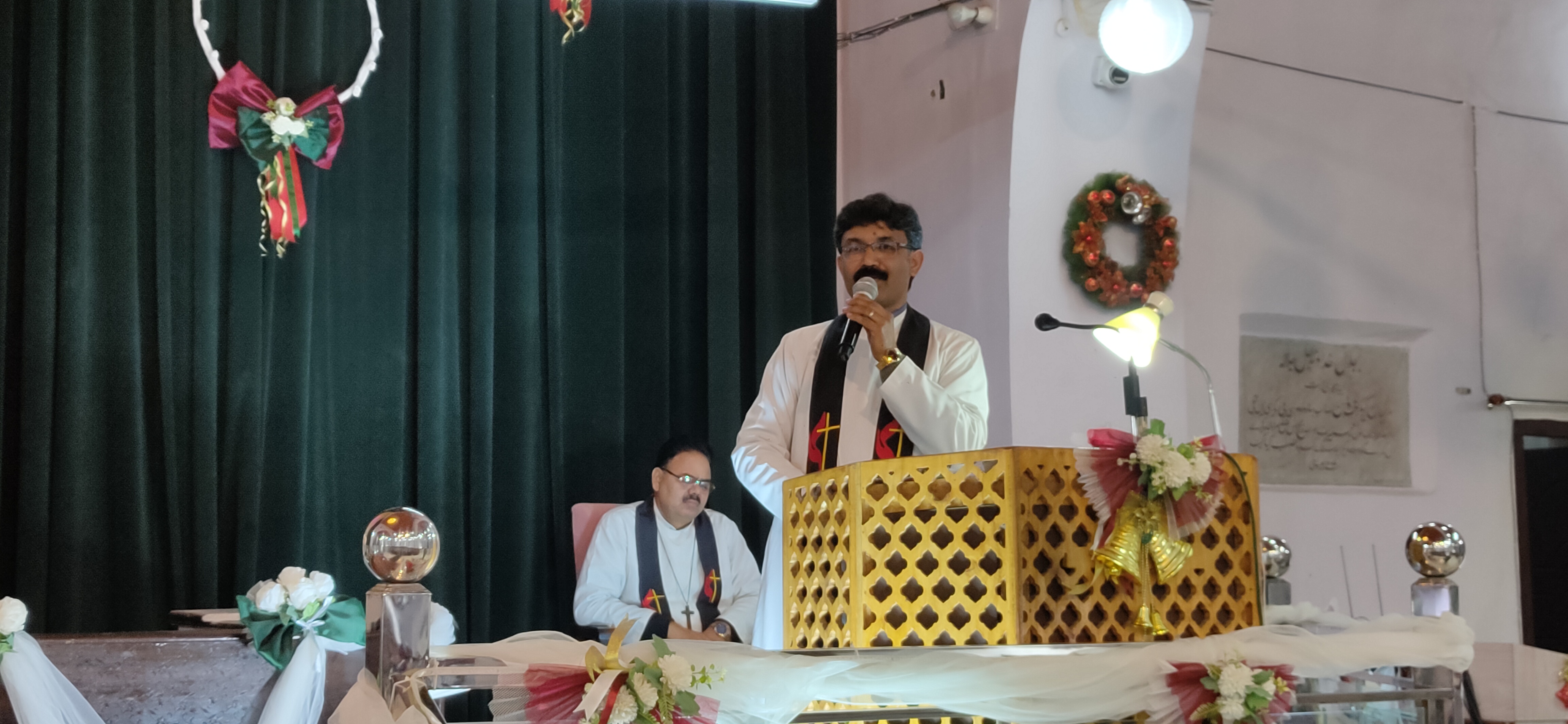 टाउन हाल स्थित ओल्ड मेथोडिस्ट चर्च में क्रिसमस पर प्रार्थना करते पादरी। टाउन हाल स्थित ओल्ड मेथोडिस्ट चर्च में क्रिसमस पर प्रार्थना करते पादरी।