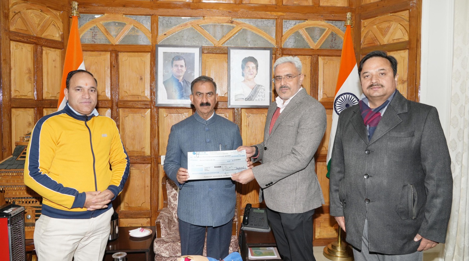 मुख्यमंत्री को चैक सौंपते ग्रीनको के पदाधिकारी मुख्यमंत्री को चैक सौंपते ग्रीनको के पदाधिकारी