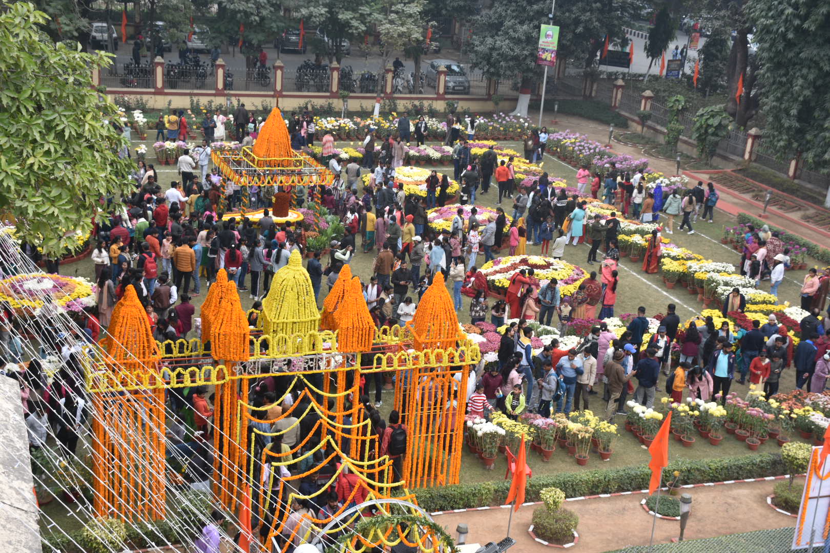 बीएचयू मालवीय भवन में पुष्प प्रदर्शनी देखते विद्यार्थी:फोटो बच्चा गुप्ता बीएचयू मालवीय भवन में पुष्प प्रदर्शनी देखते विद्यार्थी:फोटो बच्चा गुप्ता
