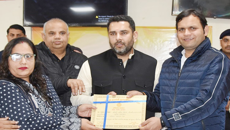 25 Snp-2 सोनीपत: लघु सचिवालय स्थित सरल केंद्र में आयोजित जिला स्तरीय कार्यक्रम में राज्यमंत्री गौरव गौतम ने मुख्य अतिथि के रूप में शिरकत करते हुए साथ में विधायक निखिल मदान, भाजपा वरिष्ठ नेता देवेंद्र कौशिक। 25 Snp-2 सोनीपत: लघु सचिवालय स्थित सरल केंद्र में आयोजित जिला स्तरीय कार्यक्रम में राज्यमंत्री गौरव गौतम ने मुख्य अतिथि के रूप में शिरकत करते हुए साथ में विधायक निखिल मदान, भाजपा वरिष्ठ नेता देवेंद्र कौशिक।