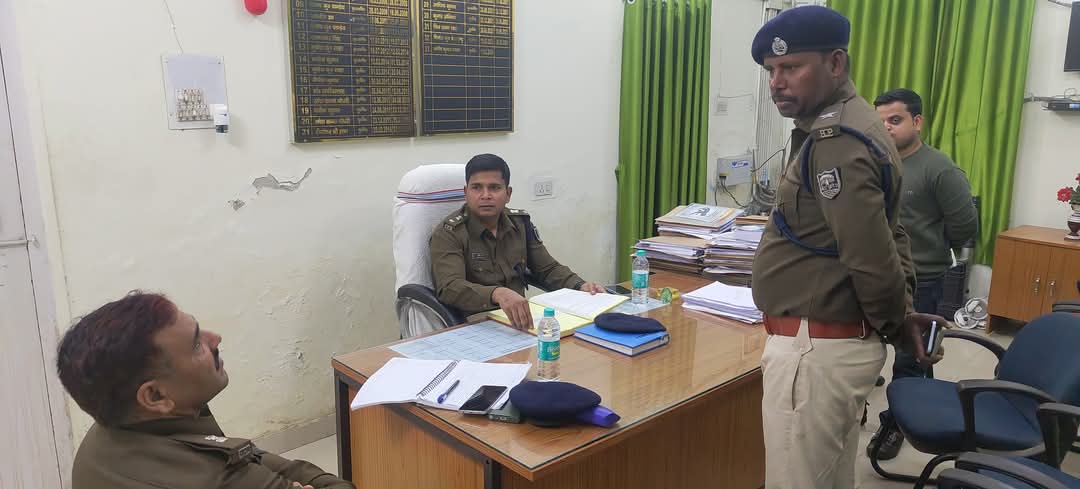 अररिया फोटो:एसपी अमित रंजन नगर थाना में मामलों की जानकारी लेते अररिया फोटो:एसपी अमित रंजन नगर थाना में मामलों की जानकारी लेते