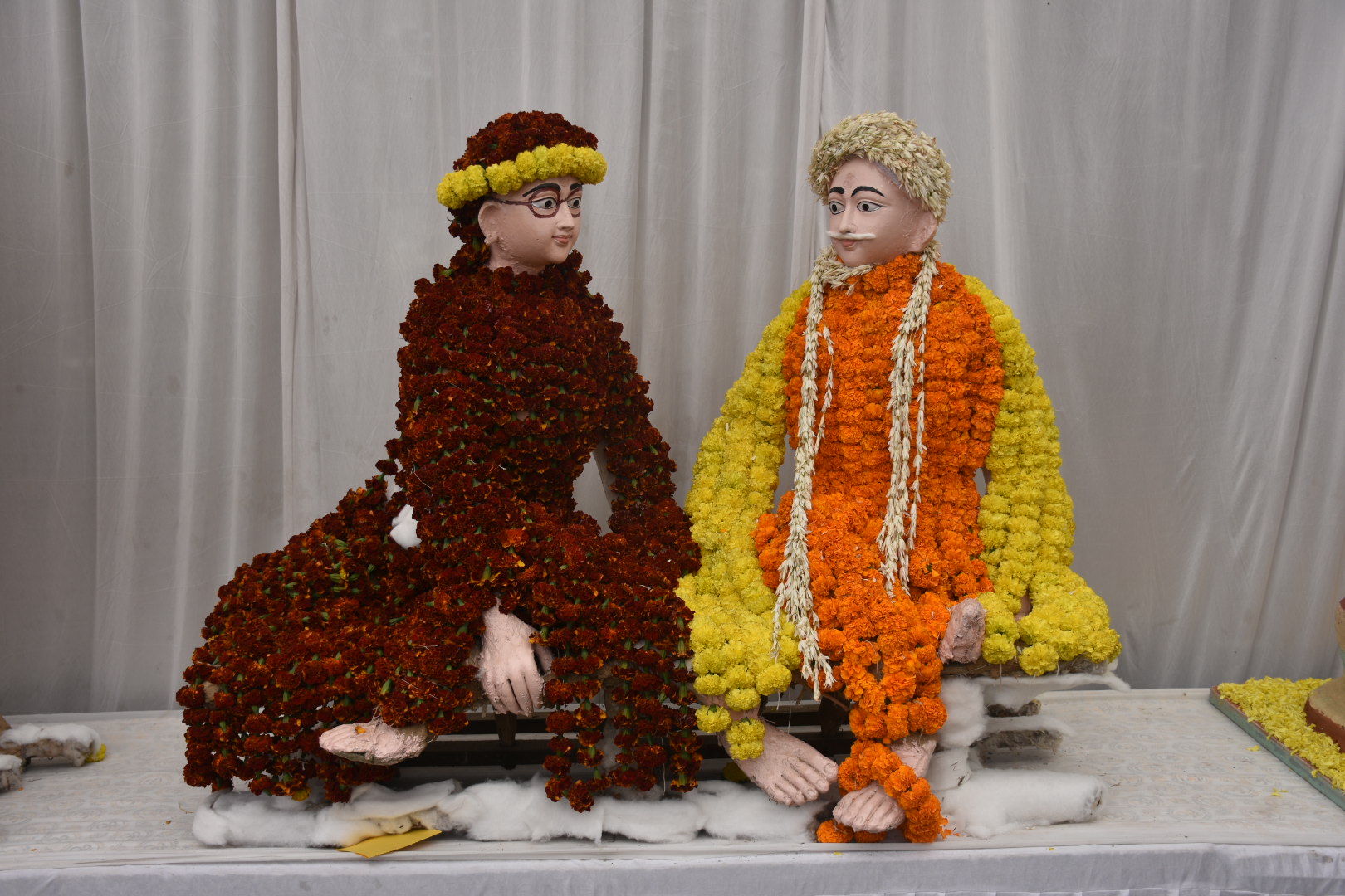 बीएचयू मालवीय भवन में पुष्प प्रदर्शनी देखते विद्यार्थी:फोटो बच्चा गुप्ता बीएचयू मालवीय भवन में पुष्प प्रदर्शनी देखते विद्यार्थी:फोटो बच्चा गुप्ता