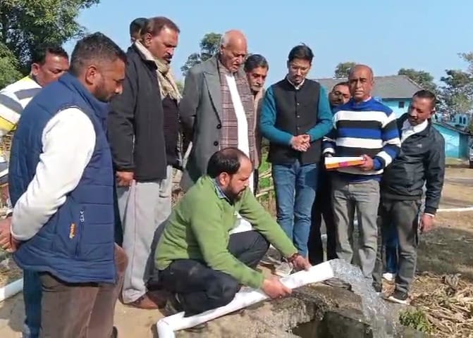 सौर उर्जा पंप का निरीक्षण करते हुए कृषि मंत्री। सौर उर्जा पंप का निरीक्षण करते हुए कृषि मंत्री।