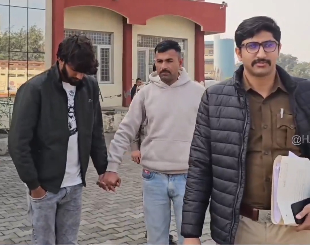कोर्ट में ले जाते हुए आरोपी को पुलिस कोर्ट में ले जाते हुए आरोपी को पुलिस