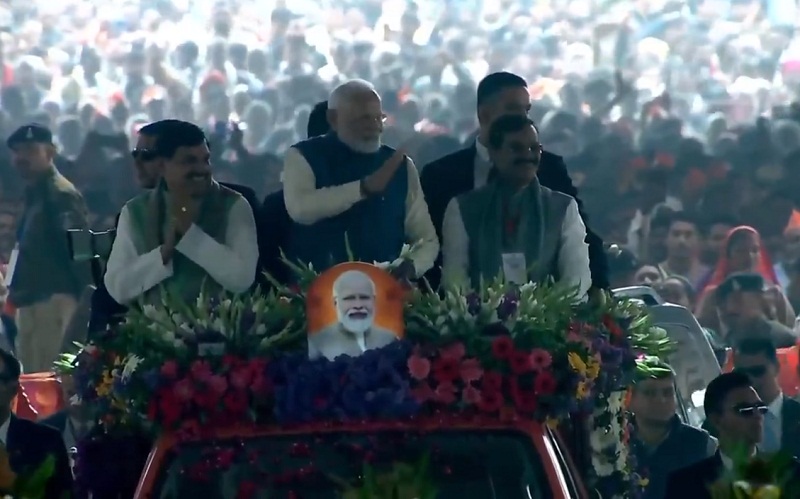 खुली जीप में मंच तक पहुंचे प्रधानमंत्री मोदी खुली जीप में मंच तक पहुंचे प्रधानमंत्री मोदी