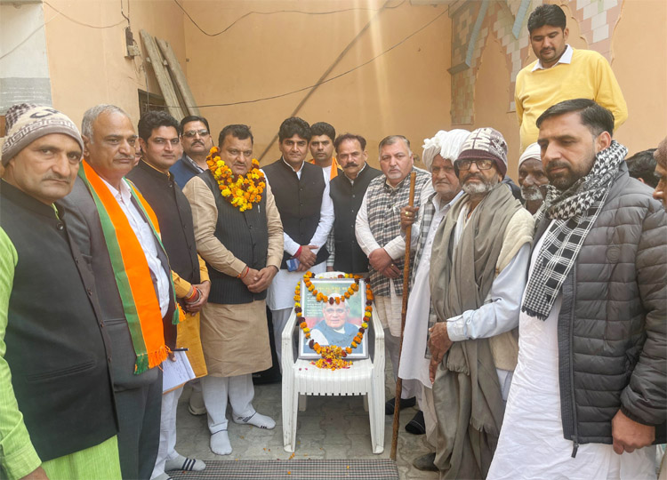 25 Snp-5 सोनीपत: भाजपा के प्रदेश कार्यसमिति के सदस्य प्रदीप सांगवान पूर्व प्रधानमंत्री अटल बिहारी वाजपेयी को माल्यार्पण करने के बाद नमन करते हुए। 25 Snp-5 सोनीपत: भाजपा के प्रदेश कार्यसमिति के सदस्य प्रदीप सांगवान पूर्व प्रधानमंत्री अटल बिहारी वाजपेयी को माल्यार्पण करने के बाद नमन करते हुए।