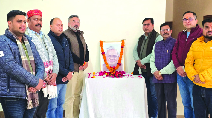 श्रद्धासुमन अर्पित करते हुए श्रद्धासुमन अर्पित करते हुए