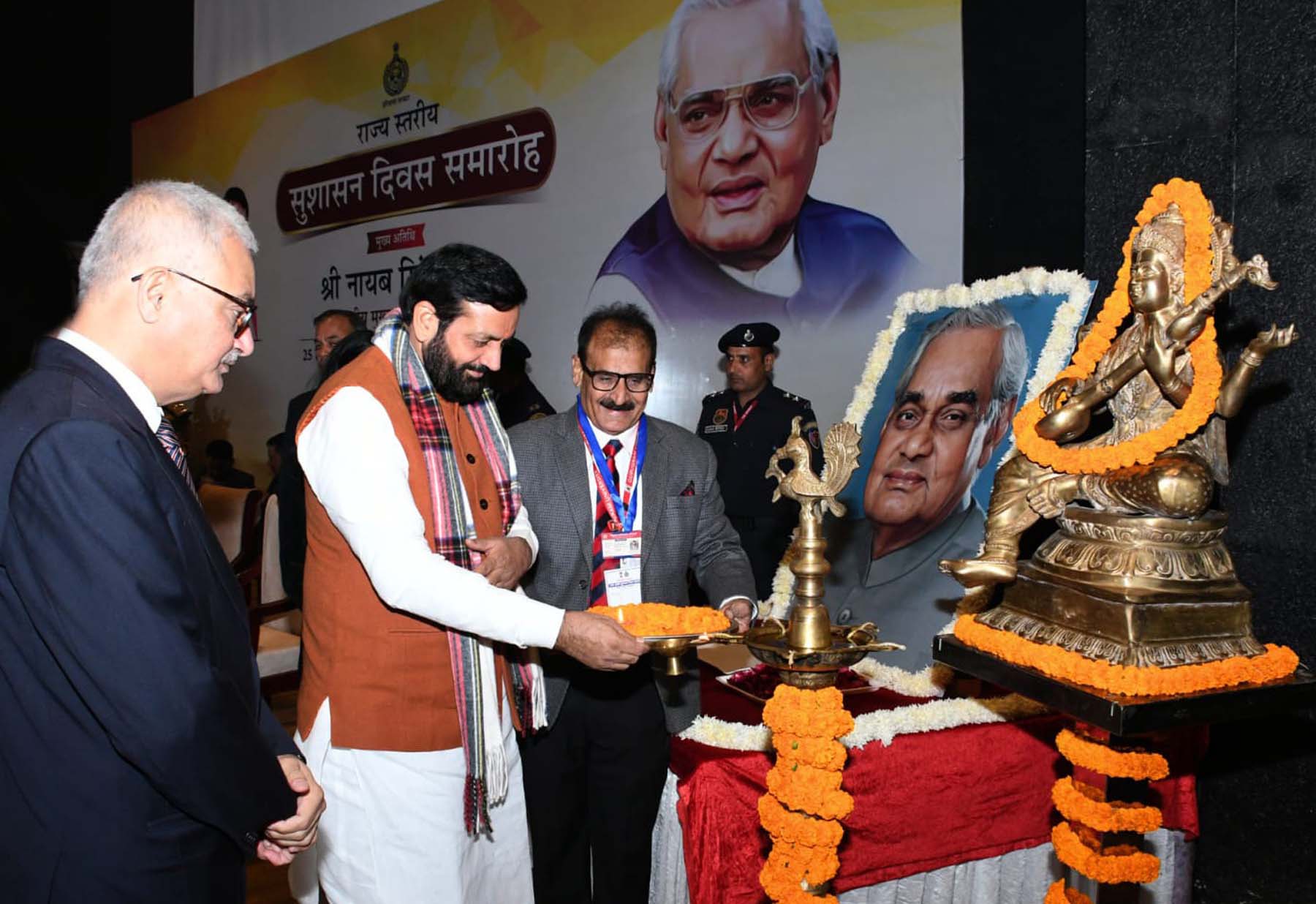 फोटो नंबर-01: गुरुग्राम विश्वविद्यालय में आयोजित राज्य स्तरीय सुशासन दिवस समारोह का दीप प्रज्जवलित कर शुभारंभ करते मुख्यमंत्री नायब सिंह सैनी। फोटो नंबर-01: गुरुग्राम विश्वविद्यालय में आयोजित राज्य स्तरीय सुशासन दिवस समारोह का दीप प्रज्जवलित कर शुभारंभ करते मुख्यमंत्री नायब सिंह सैनी।