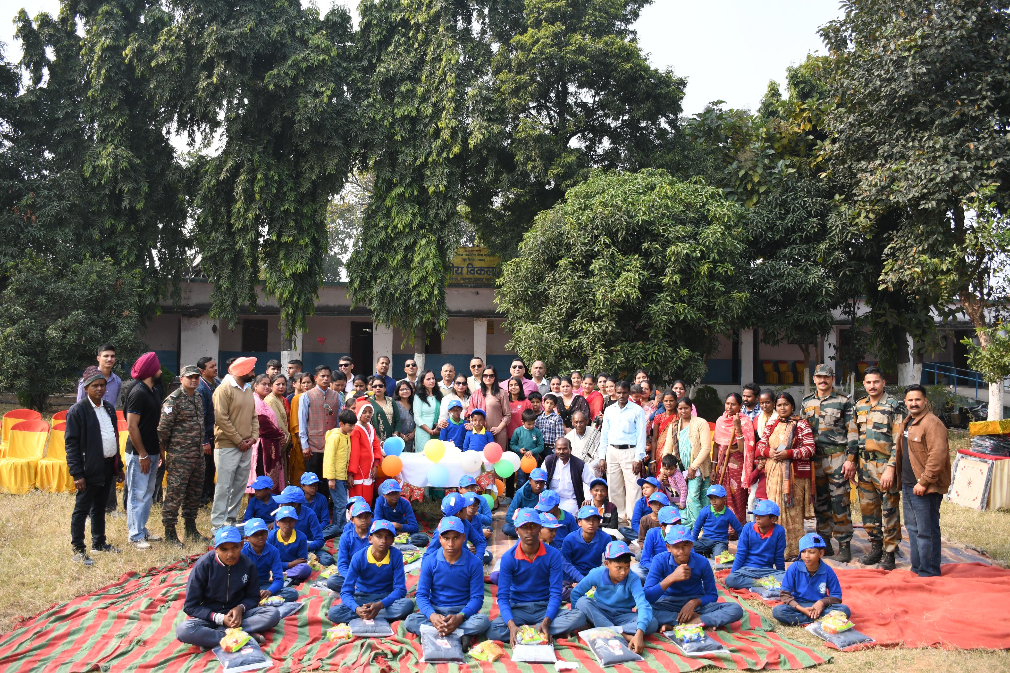 दिव्यांग बच्चों के साथ मौजूद सेना के अधिकारी दिव्यांग बच्चों के साथ मौजूद सेना के अधिकारी