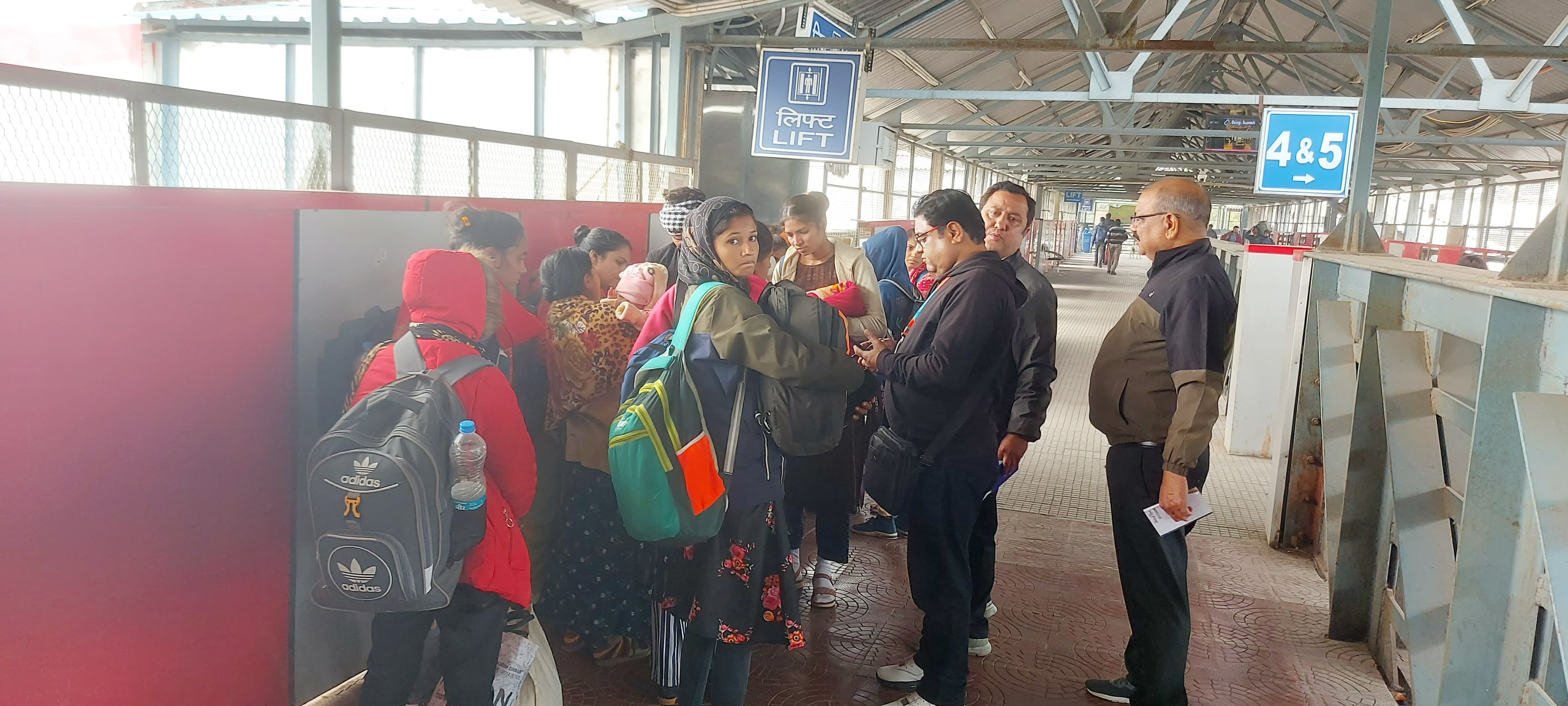 अजमेर मंडल पर 352 लोग रेल में बिना टिकट यात्रा करते पकड़े गए अजमेर मंडल पर 352 लोग रेल में बिना टिकट यात्रा करते पकड़े गए
