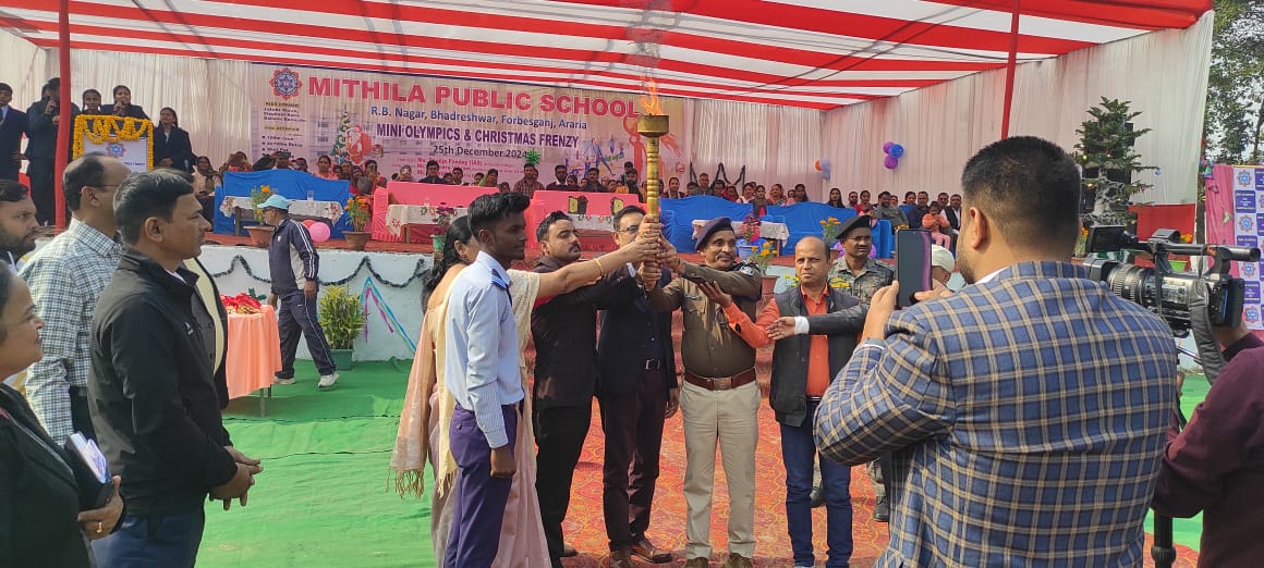 अररिया फोटो:मशाल प्रज्वलित करते अतिथि अररिया फोटो:मशाल प्रज्वलित करते अतिथि