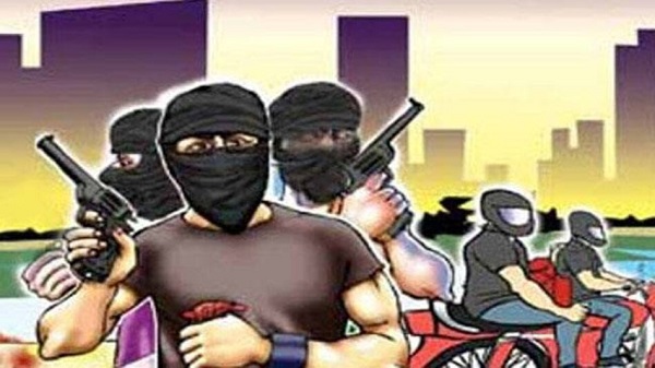 नागदा : दिनदहाड़े रिहायशी कॉलोनी में हथियारों से लैस बदमाशों ने 18 लाख लूटे नागदा : दिनदहाड़े रिहायशी कॉलोनी में हथियारों से लैस बदमाशों ने 18 लाख लूटे