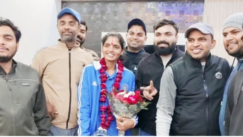 परिजनों के साथ क्रिकेटर सोनम यादव परिजनों के साथ क्रिकेटर सोनम यादव