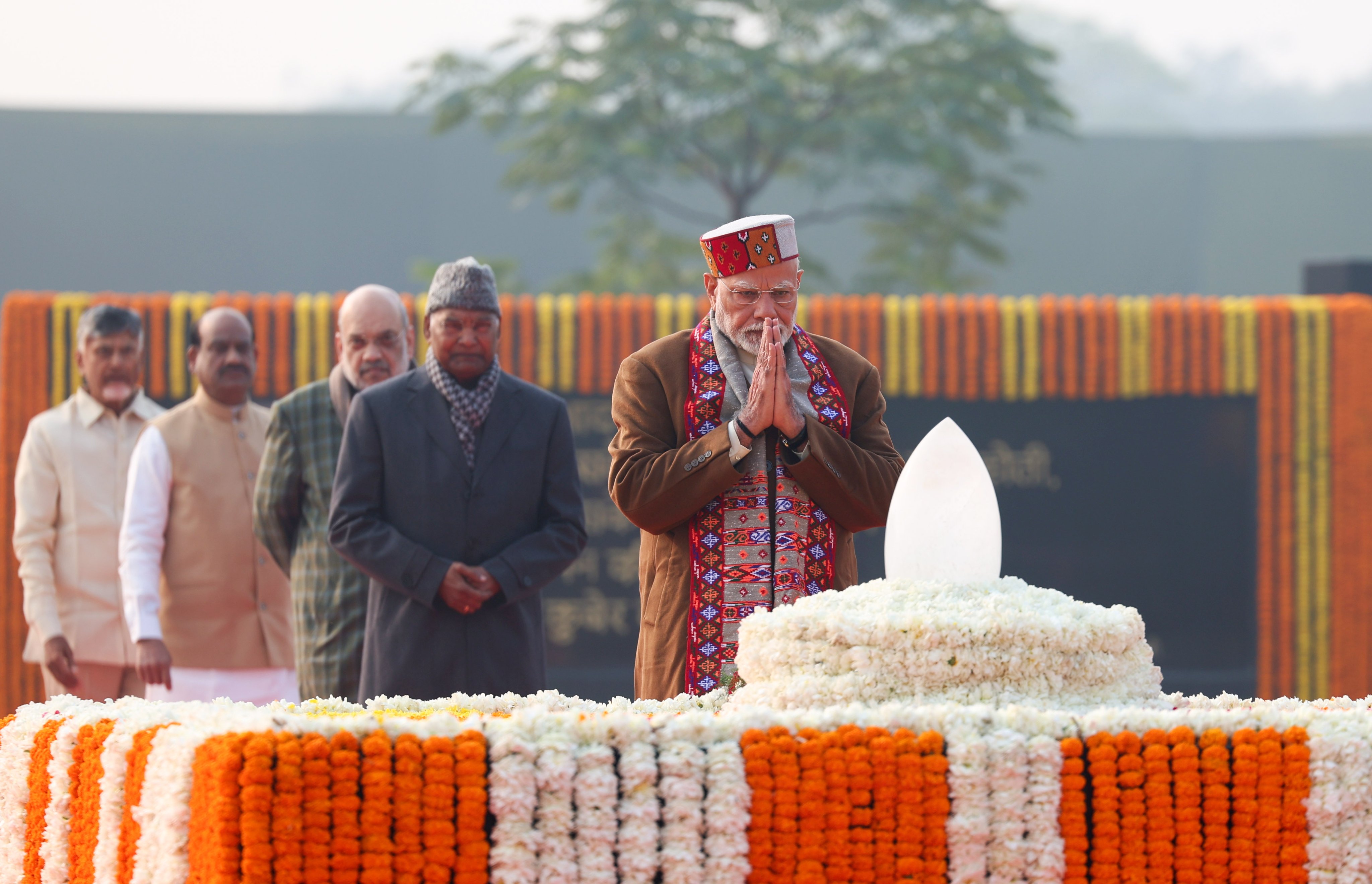प्रधानमंत्री नरेन्द्र मोदी सदैव अटल पर जाकर पूर्व प्रधानमंत्री अटल बिहारी बाजपेयी को नमन करते हुए प्रधानमंत्री नरेन्द्र मोदी सदैव अटल पर जाकर पूर्व प्रधानमंत्री अटल बिहारी बाजपेयी को नमन करते हुए