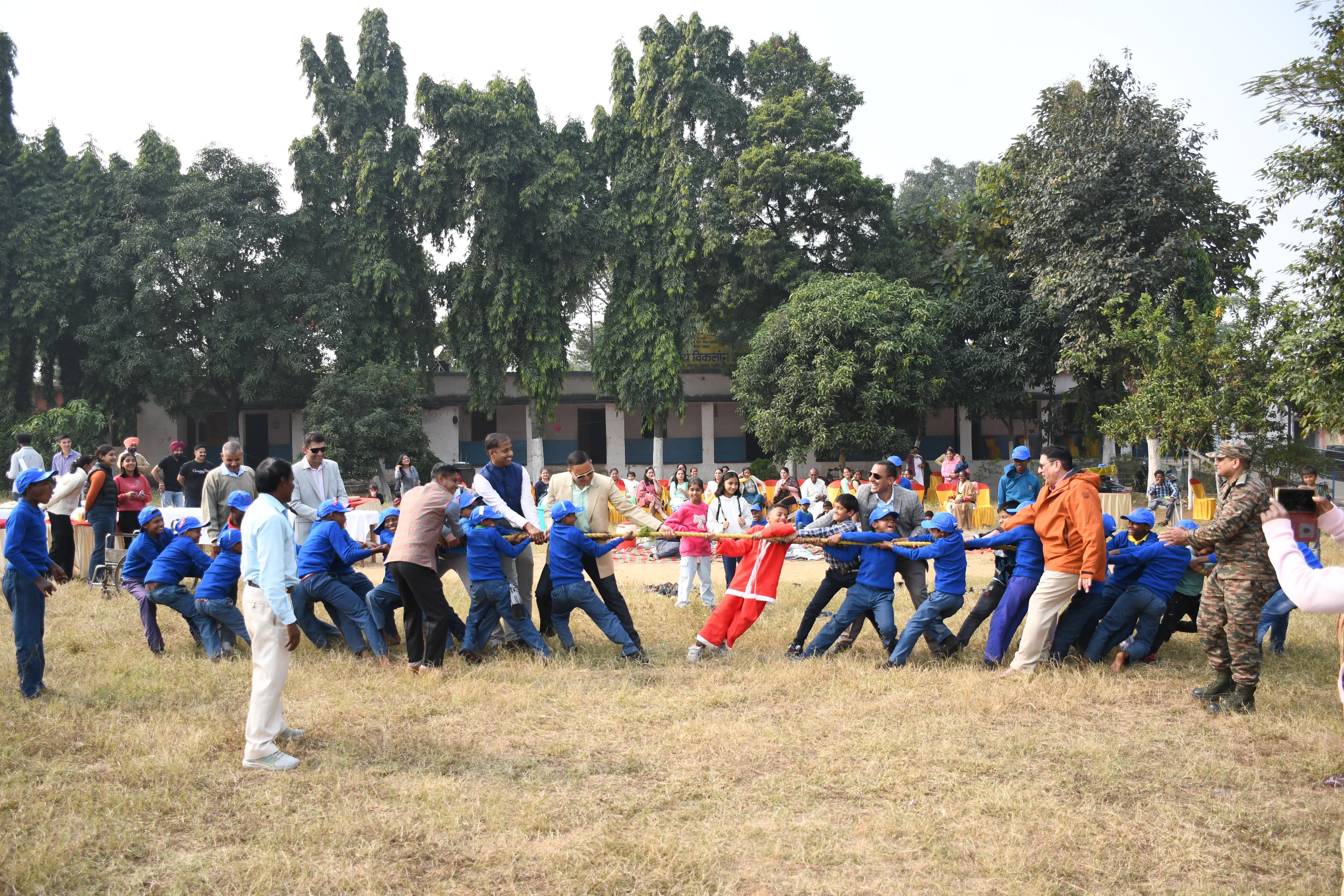 खेल प्रतियोगिता में शामिल दिव्यांग बच्चे और सेना के अधिकारी खेल प्रतियोगिता में शामिल दिव्यांग बच्चे और सेना के अधिकारी