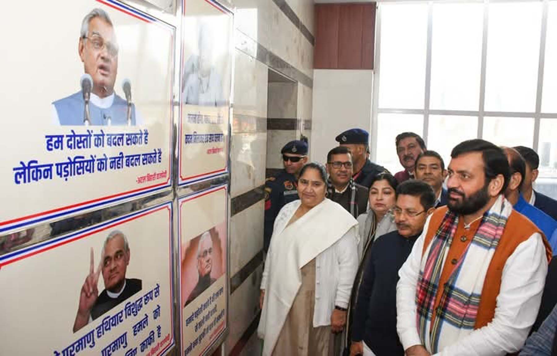 फोटो नंबर-04: गुरुग्राम भाजपा कार्यालय में पूर्व पीएम अटल बिहारी वाजपेयी की जन्म शताब्दी कार्यक्रम में प्रदर्शनी का अवलोकन करते सीएम नायब सिंह सैनी। फोटो नंबर-04: गुरुग्राम भाजपा कार्यालय में पूर्व पीएम अटल बिहारी वाजपेयी की जन्म शताब्दी कार्यक्रम में प्रदर्शनी का अवलोकन करते सीएम नायब सिंह सैनी।