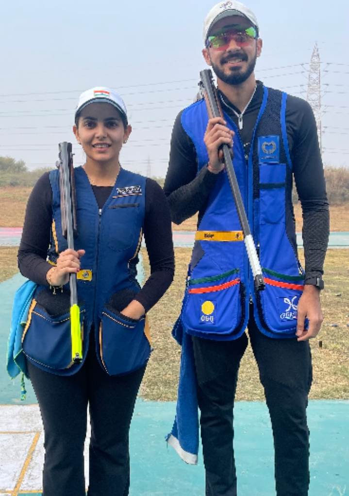 (बाएं से दाएं) - स्कीट मिश्रित टीम राष्ट्रीय खिताब जीतने के बाद माहेश्वरी चौहान और अनंतजीत सिंह नरूका (बाएं से दाएं) - स्कीट मिश्रित टीम राष्ट्रीय खिताब जीतने के बाद माहेश्वरी चौहान और अनंतजीत सिंह नरूका