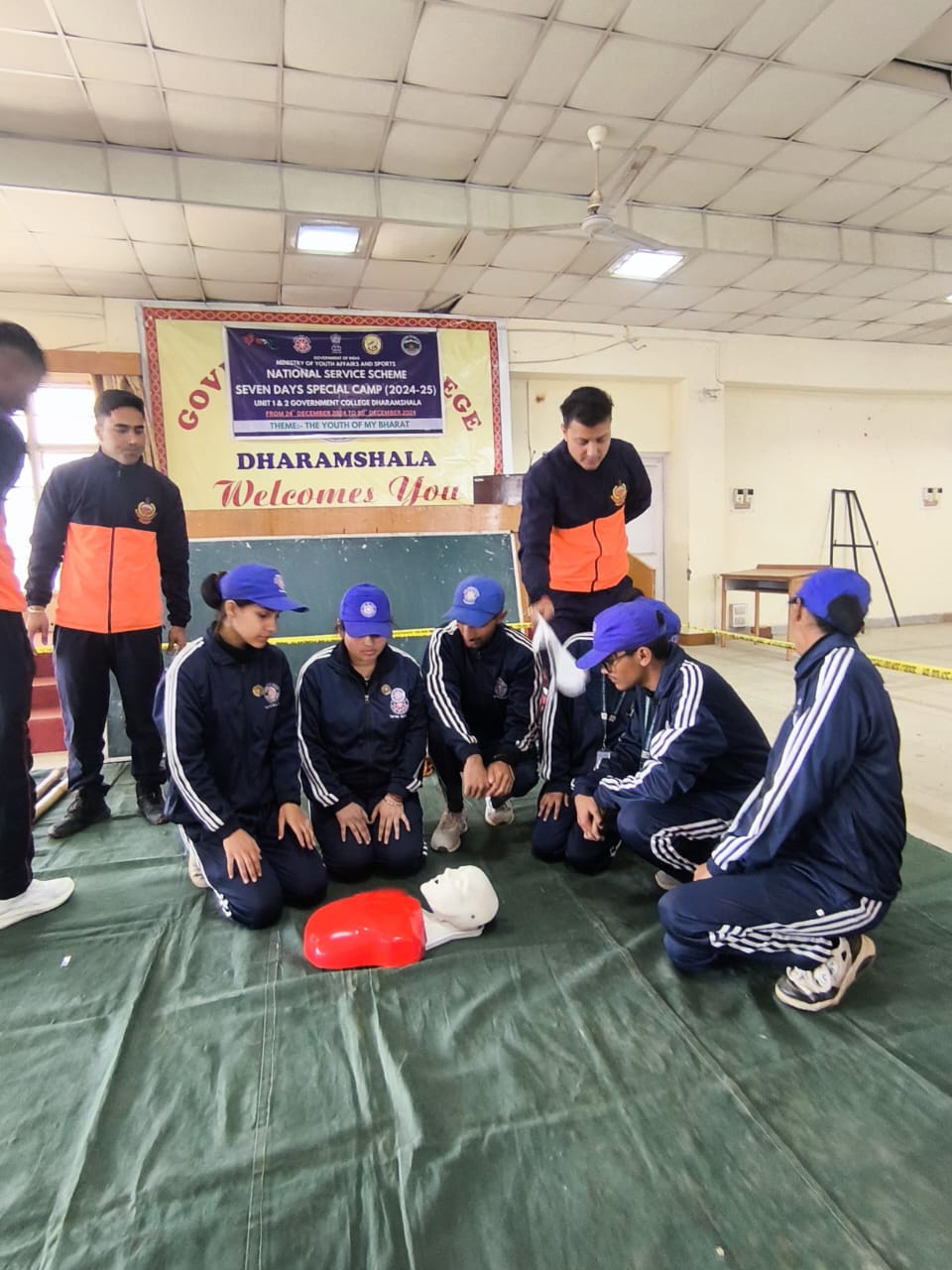 आपदा से बचने के गुर सीखते हुए छात्र व अन्य लोग। आपदा से बचने के गुर सीखते हुए छात्र व अन्य लोग।