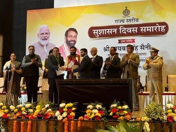 कैथल के अधिकारियों को प्रथम स्थान पर रहने पर सम्मानित करते हुए मुख्यमंत्री नरेंद्र सिंह सैनी कैथल के अधिकारियों को प्रथम स्थान पर रहने पर सम्मानित करते हुए मुख्यमंत्री नरेंद्र सिंह सैनी