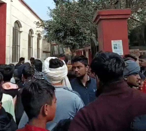 युवक की हत्या के बाद थाने में जमा लोगों की भीड़