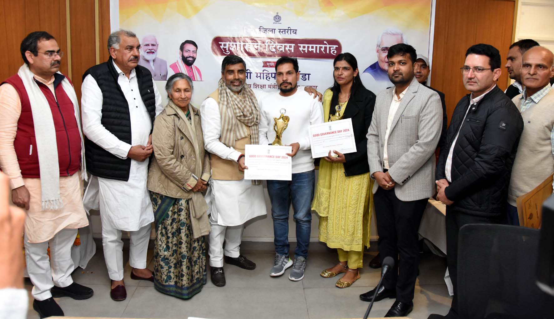 उत्कृष्ट कार्य करने वाले अधिकारियों और कर्मचारियों को सम्मानित करते शिक्षा मंत्री महिपाल ढांडा। उत्कृष्ट कार्य करने वाले अधिकारियों और कर्मचारियों को सम्मानित करते शिक्षा मंत्री महिपाल ढांडा।