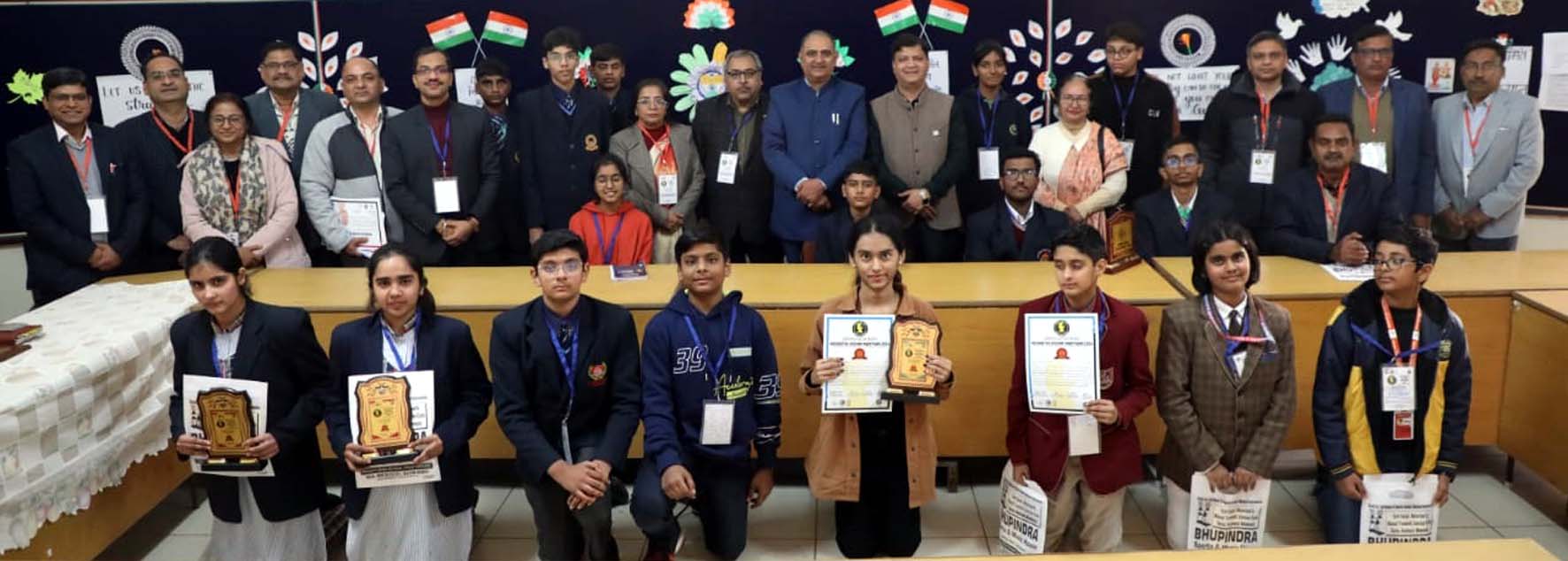 विश्वविद्यालय के कुलपति प्रो.बीआर कम्बोज व अन्य विद्यार्थियों के साथ। विश्वविद्यालय के कुलपति प्रो.बीआर कम्बोज व अन्य विद्यार्थियों के साथ।