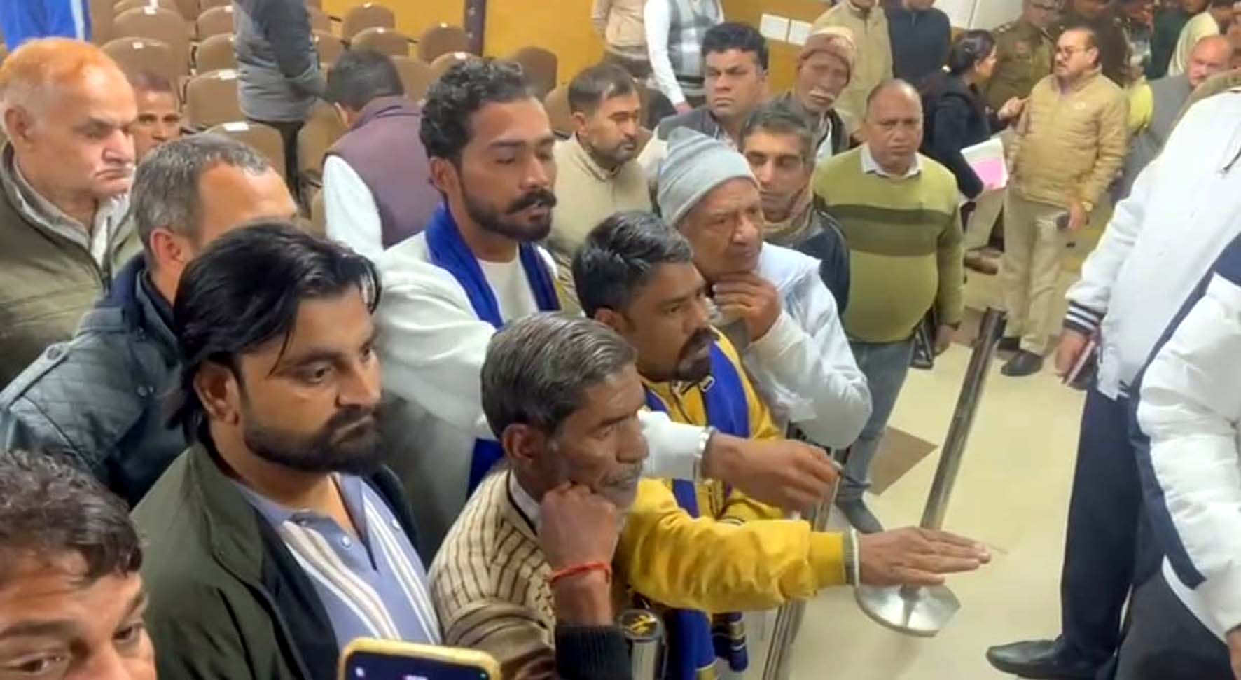 मंत्री से मिलते भीम आर्मी के पदाधिकारी। मंत्री से मिलते भीम आर्मी के पदाधिकारी।