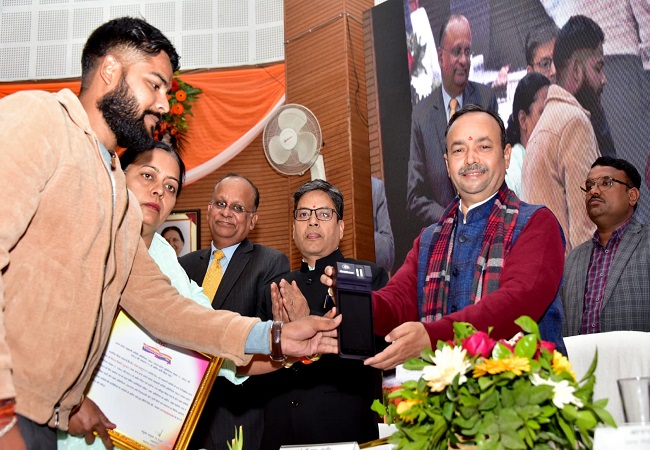 प्रमाण पत्र वितरित करते सहकारिता मंत्री जेपीएस राठौर प्रमाण पत्र वितरित करते सहकारिता मंत्री जेपीएस राठौर