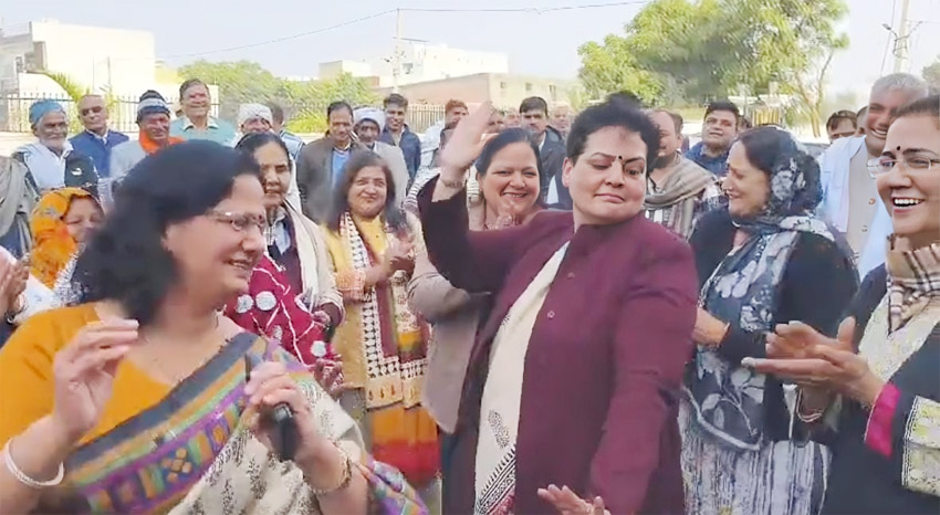 26 Snp-8 सोनीपत: हरियाणवी लोकगीत पर नृत्य करती राज्यसभा सदस्य रेखा शर्मा। 26 Snp-8 सोनीपत: हरियाणवी लोकगीत पर नृत्य करती राज्यसभा सदस्य रेखा शर्मा।