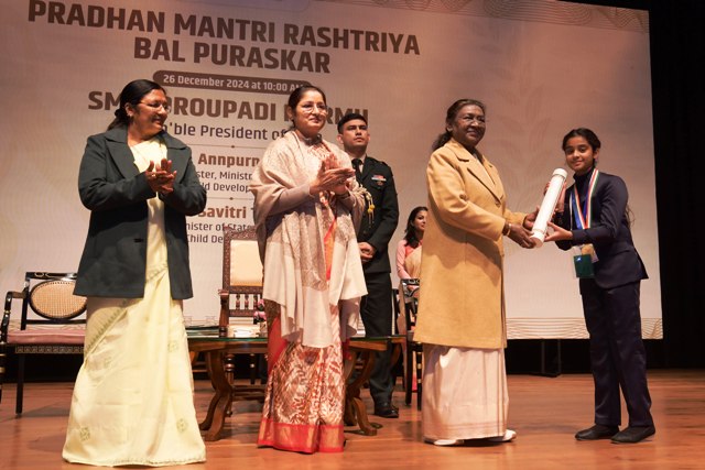 राष्ट्रपति द्रौपदी मुर्मु गुरुवार को प्रधानमंत्री राष्ट्रीय बाल पुरस्कार प्रदान करते हुए राष्ट्रपति द्रौपदी मुर्मु गुरुवार को प्रधानमंत्री राष्ट्रीय बाल पुरस्कार प्रदान करते हुए