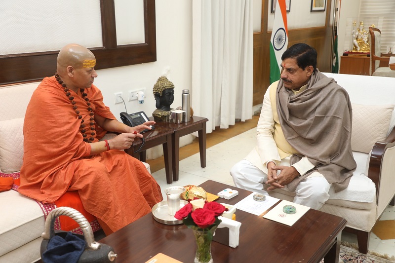 मुख्यमंत्री डॉ. मोहन यादव से मिले आचार्य महामंडलेश्वर स्वामी कैलाशानंद गिरि महाराज मुख्यमंत्री डॉ. मोहन यादव से मिले आचार्य महामंडलेश्वर स्वामी कैलाशानंद गिरि महाराज