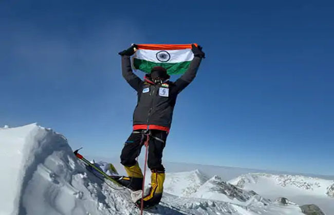 अंटार्कटिका महाद्वीप की सबसे ऊंची चोटी विन्सन मैसिफ पर तिरंगा लहराते हुए नरेंद्र। अंटार्कटिका महाद्वीप की सबसे ऊंची चोटी विन्सन मैसिफ पर तिरंगा लहराते हुए नरेंद्र।