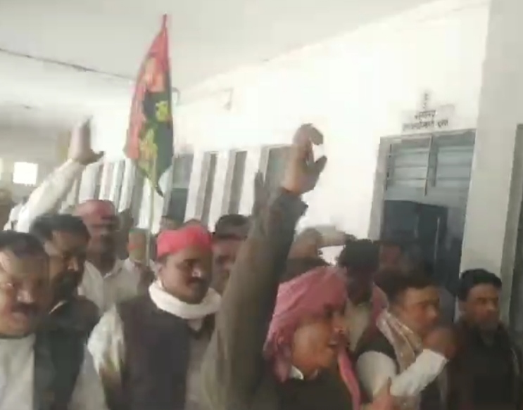 चुनार तहसील स्थित एसडीएम कार्यालय पर प्रदर्शन करते सपा कार्यकर्ता। चुनार तहसील स्थित एसडीएम कार्यालय पर प्रदर्शन करते सपा कार्यकर्ता।