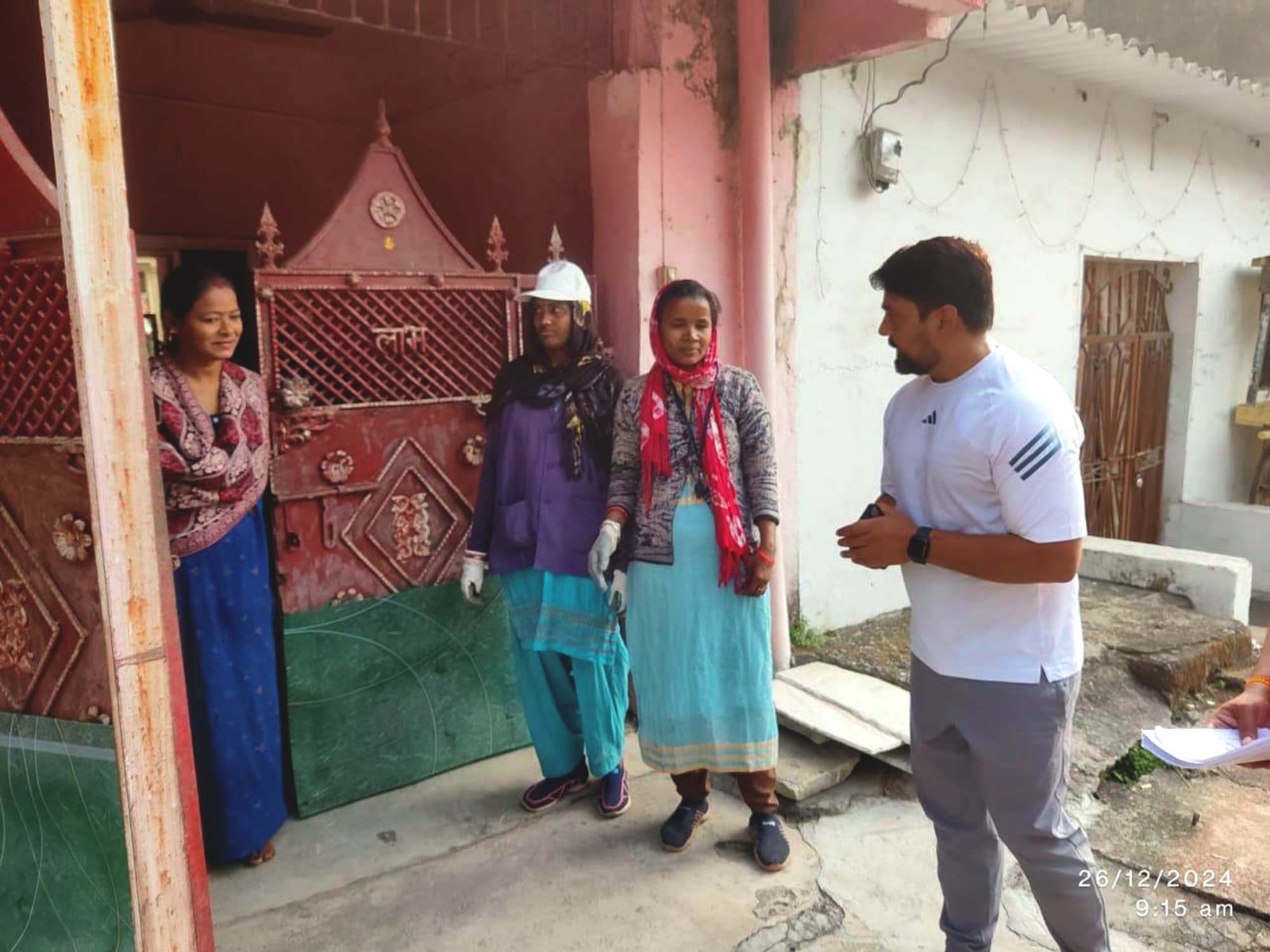 वार्डों का निरीक्षण करते आयुक्त वार्डों का निरीक्षण करते आयुक्त