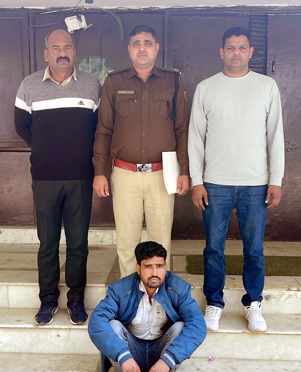 पुलिस द्वारा गिरफ्तार किया गया आरोपी पुलिस द्वारा गिरफ्तार किया गया आरोपी