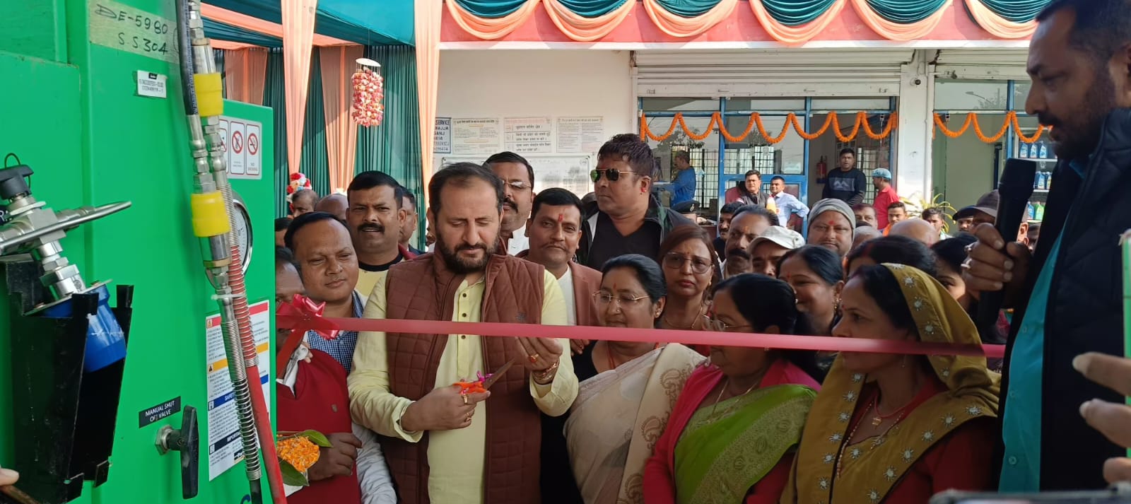 अररिया फोटो:फीता काटकर उद्घाटन करते मंत्री अररिया फोटो:फीता काटकर उद्घाटन करते मंत्री
