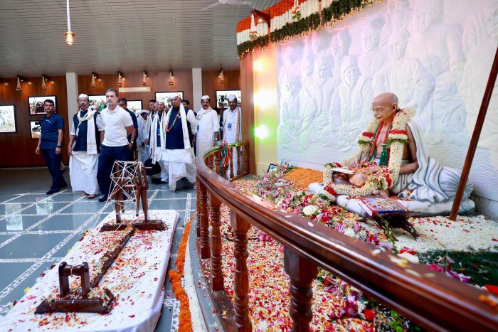 बेलगावी में कांग्रेस कार्यसमिति की बैठक में मंचासीन पार्टी अध्यक्ष मल्लिकार्जुन खरगे और अन्य पदाधिकारी व सदस्य बेलगावी में कांग्रेस कार्यसमिति की बैठक में मंचासीन पार्टी अध्यक्ष मल्लिकार्जुन खरगे और अन्य पदाधिकारी व सदस्य