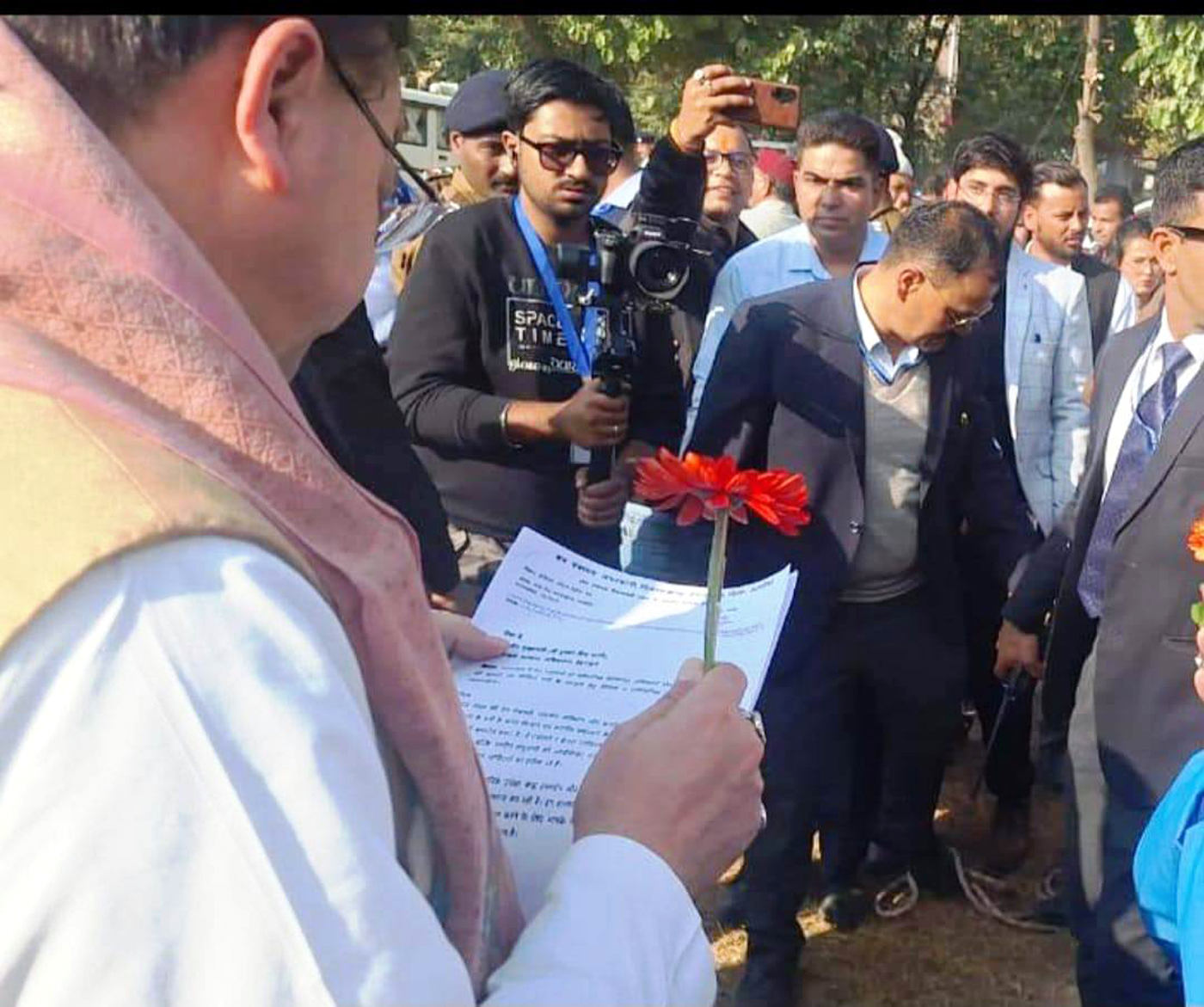 सरपंच संगठन के ज्ञापन का अवलोकन करते मुख्यमंत्री पुष्कर सिंह धामी। सरपंच संगठन के ज्ञापन का अवलोकन करते मुख्यमंत्री पुष्कर सिंह धामी।
