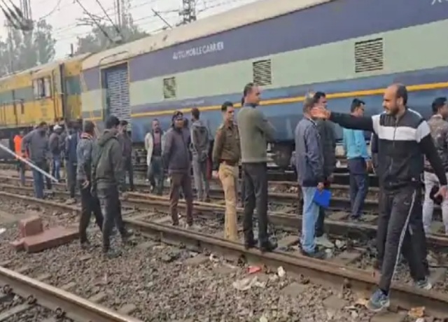 मौके पर डिरेल डिब्बों को लाइन पर लाते कर्मचारी मौके पर डिरेल डिब्बों को लाइन पर लाते कर्मचारी
