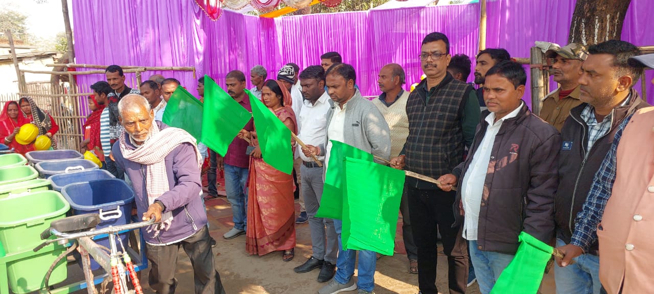 अररिया फोटो:कचरा उठाव गाड़ी को रवाना करते अधिकारीगण अररिया फोटो:कचरा उठाव गाड़ी को रवाना करते अधिकारीगण