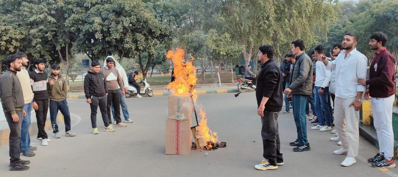 फोटो कैप्शन 26आरटीके4 : एमडीयू कैम्पस में कुलपति का पुतला फूंकते एनएसओ के पदाधिकारी ------------- फोटो कैप्शन 26आरटीके4 : एमडीयू कैम्पस में कुलपति का पुतला फूंकते एनएसओ के पदाधिकारी -------------